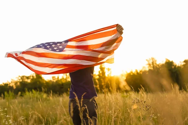 Cuatro Julio Hombre Patriótico Con Bandera Nacional Americana Campo Joven —  Fotos de Stock