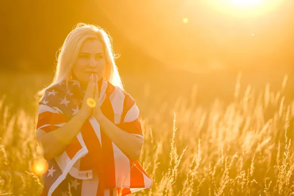 Vacker Ung Kvinna Med Usa Flagga — Stockfoto