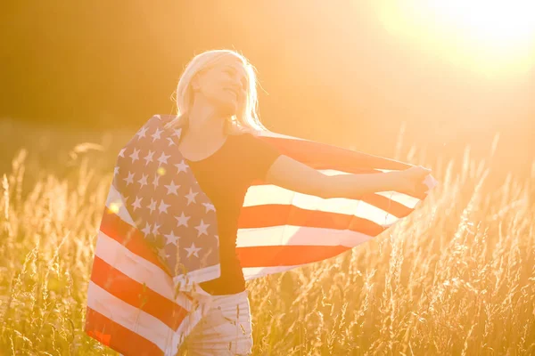 Hermosa Mujer Joven Con Bandera — Foto de Stock