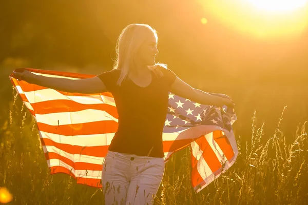 Hermosa Joven Sosteniendo Una Bandera Americana Viento Campo Centeno Paisaje — Foto de Stock