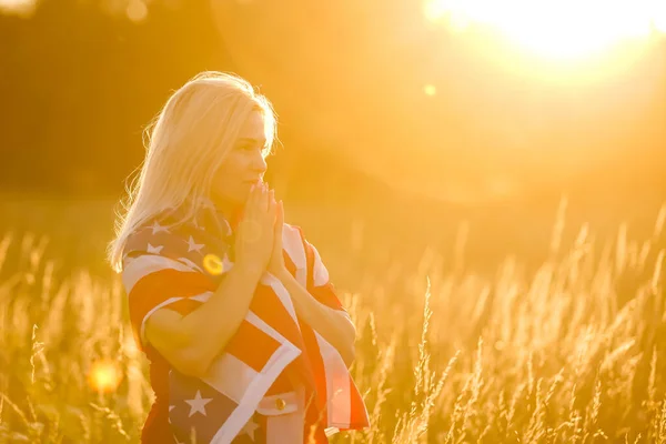 Hermosa Joven Sosteniendo Una Bandera Americana Viento Campo Centeno Paisaje — Foto de Stock