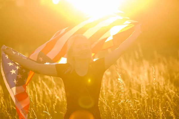 Hermosa Mujer Joven Con Bandera — Foto de Stock