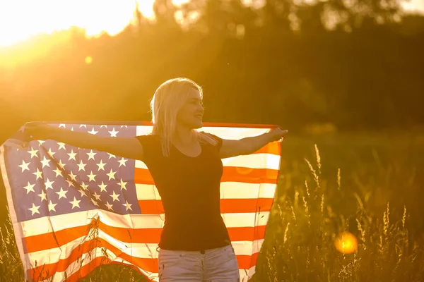 Vacker Ung Flicka Som Håller Amerikansk Flagga Vinden Ett Rågfält — Stockfoto