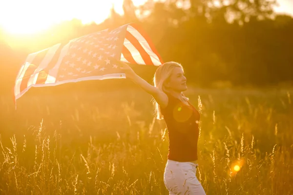 Hermosa Joven Sosteniendo Una Bandera Americana Viento Campo Centeno Paisaje — Foto de Stock