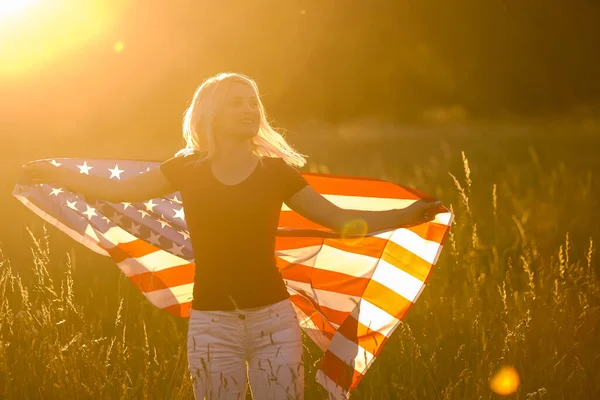 Vacker Ung Kvinna Med Usa Flagga — Stockfoto