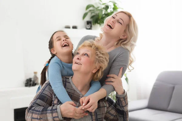 Drie Generaties Vrouwen Mooi Vrouw Tiener Meisje Zijn Zoenen Hun — Stockfoto