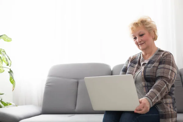 Seniorin Computer Kommuniziert Mit Laptop Großmutter — Stockfoto