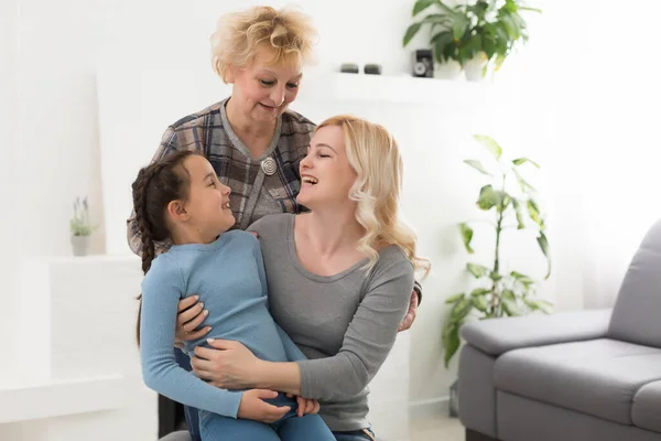 Ritratto Tre Generazioni Donne Guardano Fotocamera Posa Immagine Famiglia Carina — Foto Stock