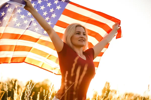 Vacker Ung Kvinna Med Usa Flagga — Stockfoto