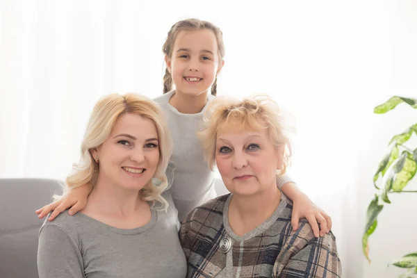 Drie Generaties Vrouwen Mooi Vrouw Tiener Meisje Zijn Zoenen Hun — Stockfoto