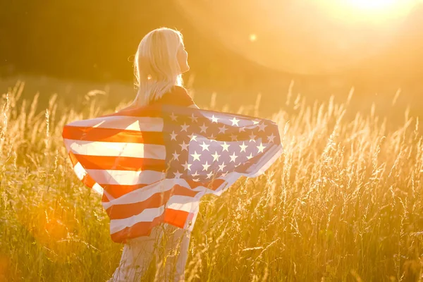 Hermosa Joven Sosteniendo Una Bandera Americana Viento Campo Centeno Paisaje —  Fotos de Stock