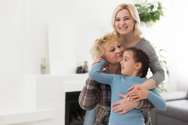 Tre Generazioni Donne Bella Donna Adolescente Ragazza Stanno Baciando Nonna — Foto Stock