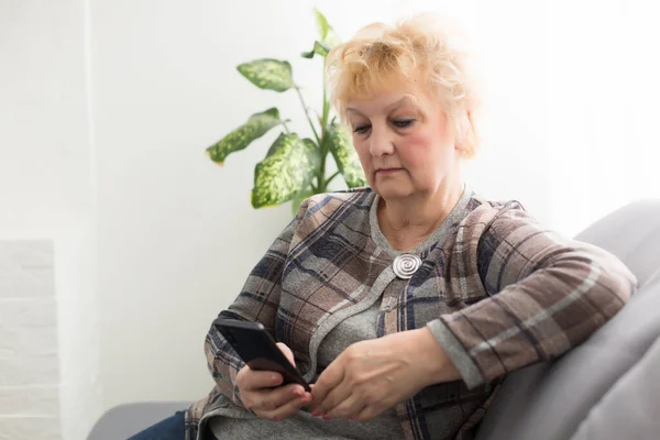 Senior Kvinna Läser Meddelande Smartphone — Stockfoto