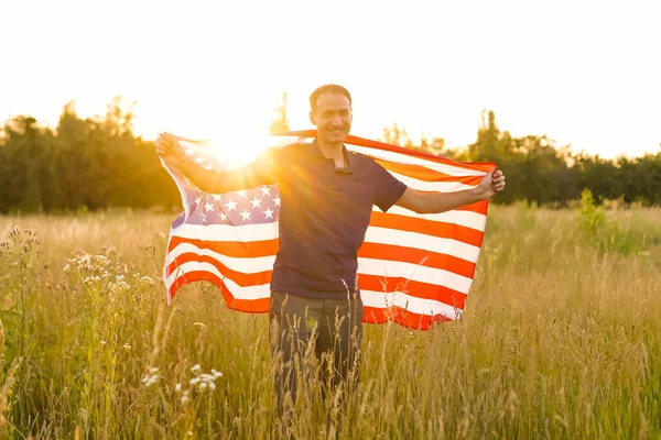 Cuatro Julio Hombre Patriótico Con Bandera Nacional Americana Campo Joven — Foto de Stock