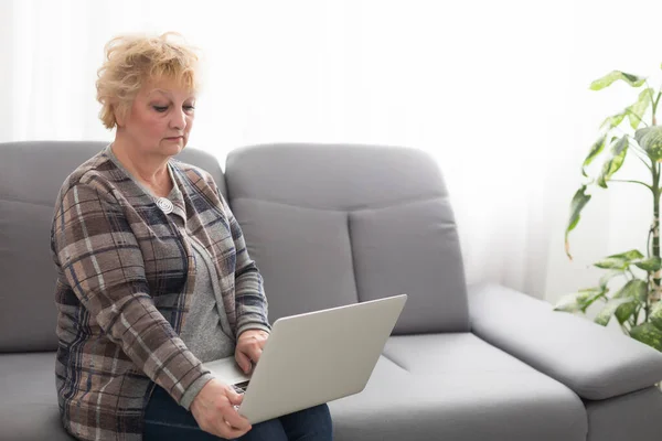 Idős Otthon Laptopot Használ Mosolyog — Stock Fotó