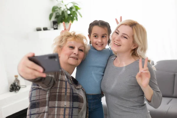 Una Bambina Madre Nonna Casa — Foto Stock