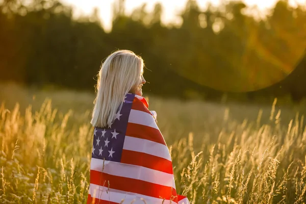 Vacker Ung Kvinna Med Usa Flagga — Stockfoto