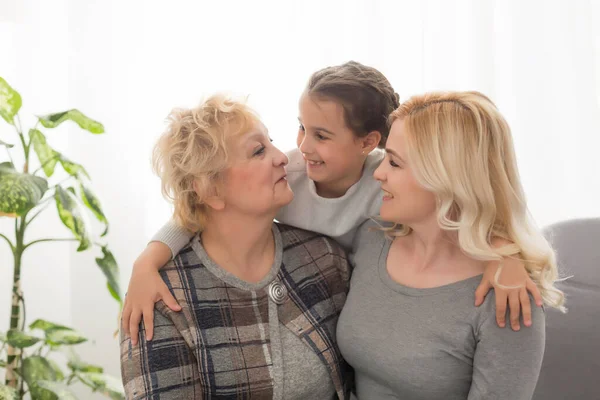 Tres Generaciones Mujeres Hermosa Mujer Adolescente Están Besando Abuela Mientras —  Fotos de Stock