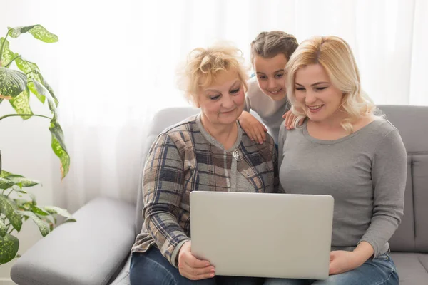 Nagymama Lánya Tanítás Gyermek Használja Laptop Alkalmazás Játék — Stock Fotó