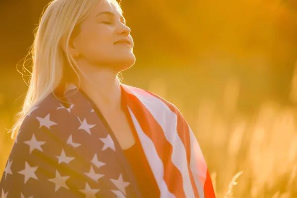 Vacker Ung Kvinna Med Usa Flagga — Stockfoto