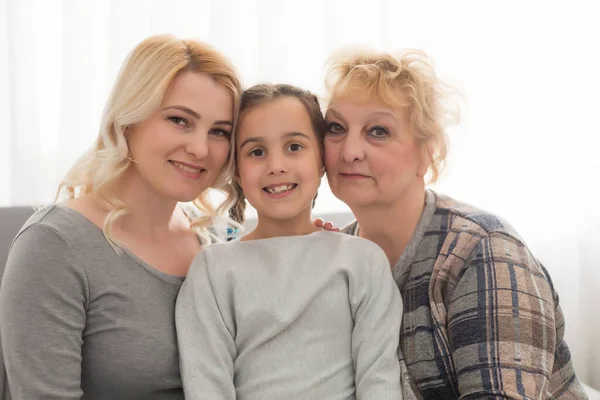 Retrato Três Gerações Mulheres Olham Para Câmera Posando Para Foto — Fotografia de Stock