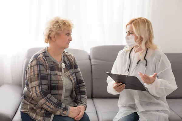 Vecchia Donna Dolce Giovane Medico — Foto Stock