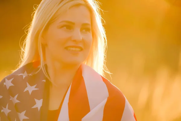 Hermosa Mujer Joven Con Bandera — Foto de Stock