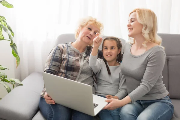 Feliz Três Gerações Mulheres Sentar Relaxar Sofá Rir Assistindo Vídeo — Fotografia de Stock