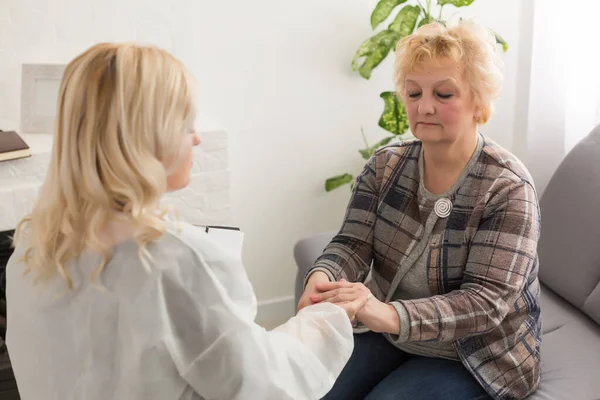 Vecchia Donna Dolce Giovane Medico — Foto Stock