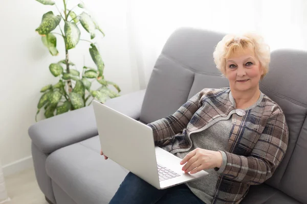 Attraktive Ältere Frau Die Hause Auf Der Couch Sitzt Die — Stockfoto