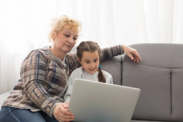 Vista Laterale Una Nonna Nipote Che Utilizzano Computer Portatile Soggiorno — Foto Stock