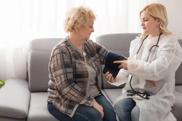 Infermiera Supporto Visita Vecchia Nonna Paziente Casa Ascolta Lamenta Preoccupazioni — Foto Stock