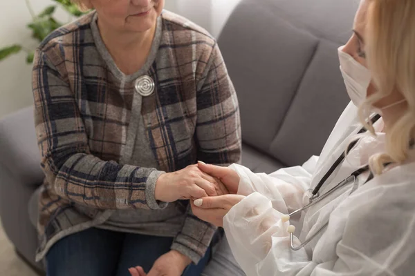 Підтримка Жіночої Медсестри Відвідують Стару Бабусю Пацієнтку Вдома Слухають Скарги — стокове фото