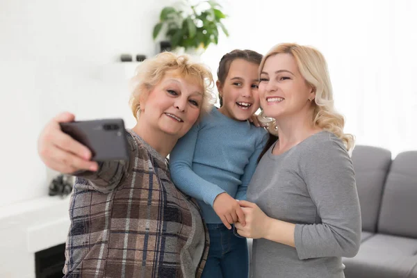 Três Gerações Mulheres Mulher Bonita Adolescente Estão Beijando Sua Avó — Fotografia de Stock