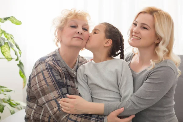 Tres Generaciones Mujeres Hermosa Mujer Adolescente Están Besando Abuela Mientras —  Fotos de Stock