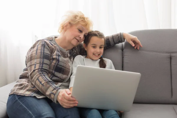 Ragazza Intelligente Nipote Sedersi Sul Divano Fare Shopping Online Con — Foto Stock