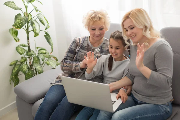 Nagymama Lánya Tanítás Gyermek Használja Laptop Alkalmazás Játék — Stock Fotó