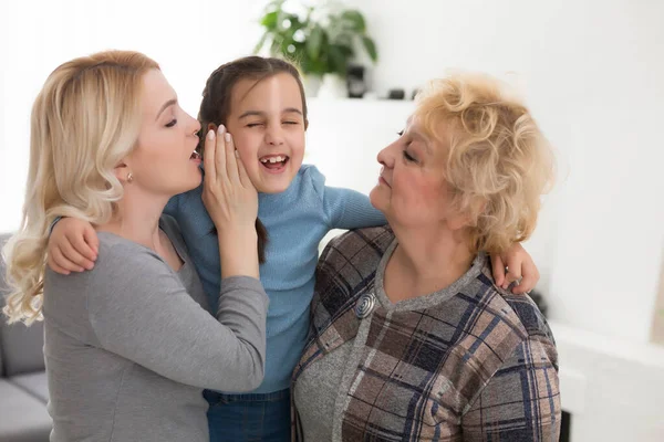 Ritratto Tre Generazioni Donne Guardano Fotocamera Posa Immagine Famiglia Carina — Foto Stock