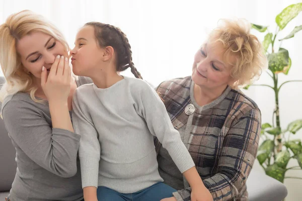 Ritratto Tre Generazioni Donne Guardano Fotocamera Posa Immagine Famiglia Carina — Foto Stock