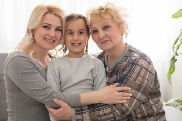 Drie Generaties Vrouwen Mooi Vrouw Tiener Meisje Zijn Zoenen Hun — Stockfoto