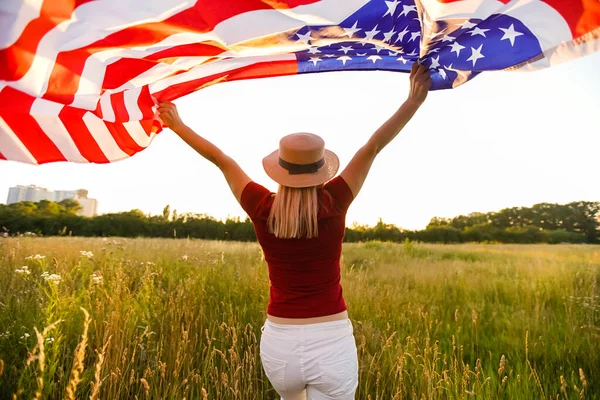 Hermosa Mujer Joven Con Bandera — Foto de Stock