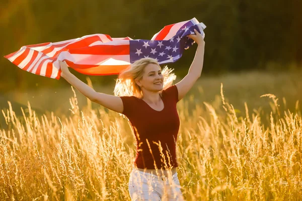 Vacker Ung Kvinna Med Usa Flagga — Stockfoto