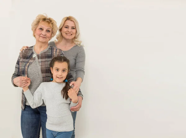 Retrato Três Gerações Mulheres Mesma Família Isoladas Branco — Fotografia de Stock