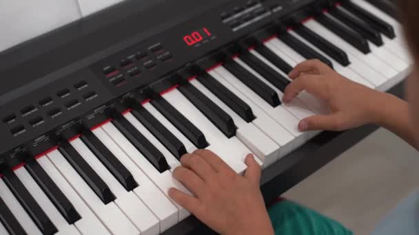 Kleines Mädchen Lächelt Auf Klaviertastatur — Stockvideo