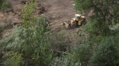 Kazı makinesi yol çalışması yapıyor. Bir kovayla toprağı kazıyor. Yol ekipmanı operasyonu