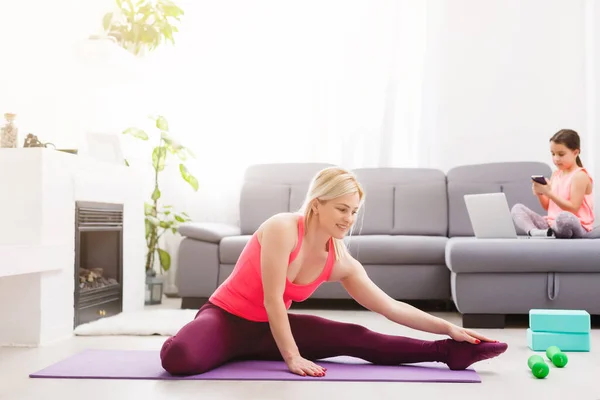 Vista Orizzontale Una Donna Che Yoga Casa — Foto Stock