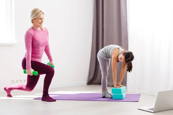 Κορίτσι Κάνει Γυμναστική Στο Σπίτι Εκπαιδευτικό Βίντεο Γυμναστικής Γυμναστικές Ασκήσεις — Φωτογραφία Αρχείου