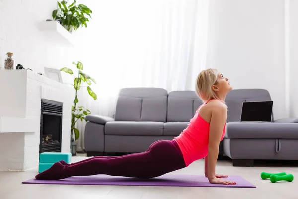 Woman Sitting Living Roomundefined — Stock Photo, Image