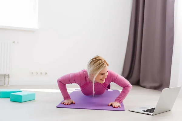 Young Girl Looking Laptop Doing Exercises Home — Stock Photo, Image