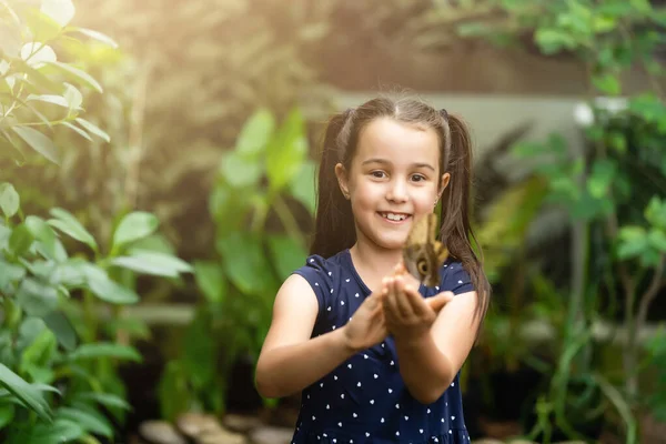 Menina Segurando Borboleta Sua Mão — Fotografia de Stock